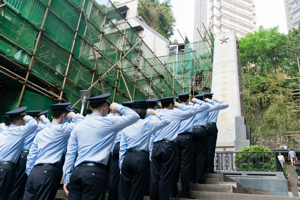 致敬公安英烈丨烈士纪念日渝中公安30余青年民警祭扫张国富烈士墓