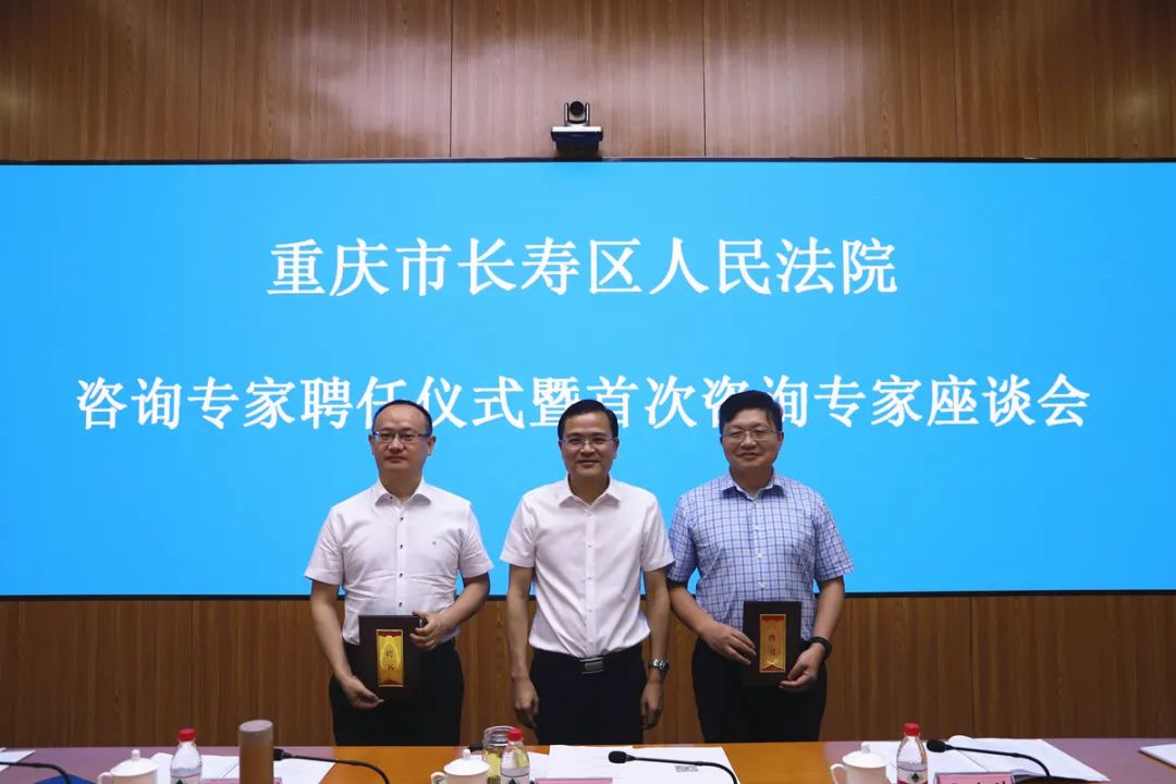 (谭卫院长为马登科教授颁发聘书)