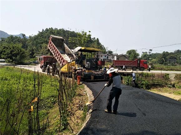 大足区雍溪镇再添两条致富道助推国际文旅城建设