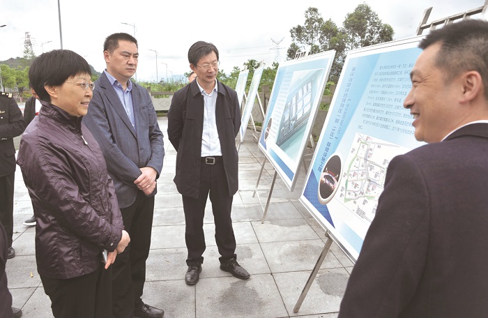 调研组在涪陵综保区建设现场调研 首席记者 何乾健 实习生 田原多 摄