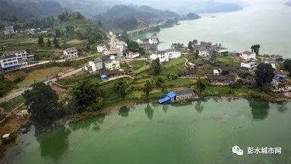彭水县善感乡周家寨,毗邻龚滩古镇,与贵州的洪渡镇只有一江之隔,所以