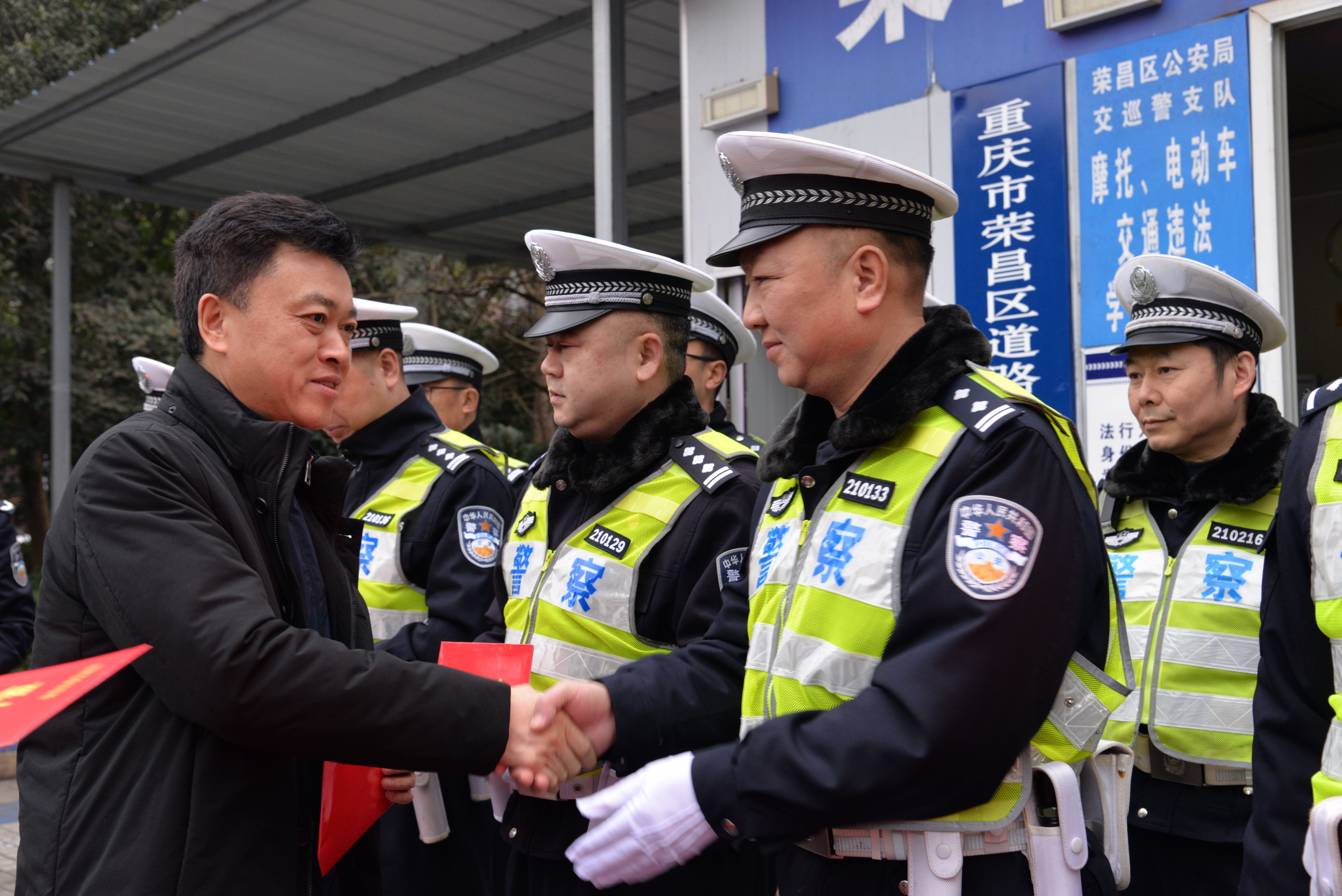 (记者 魏 霞)1月23日,区委副书记,区长高洪波看望慰问春节坚守岗位的