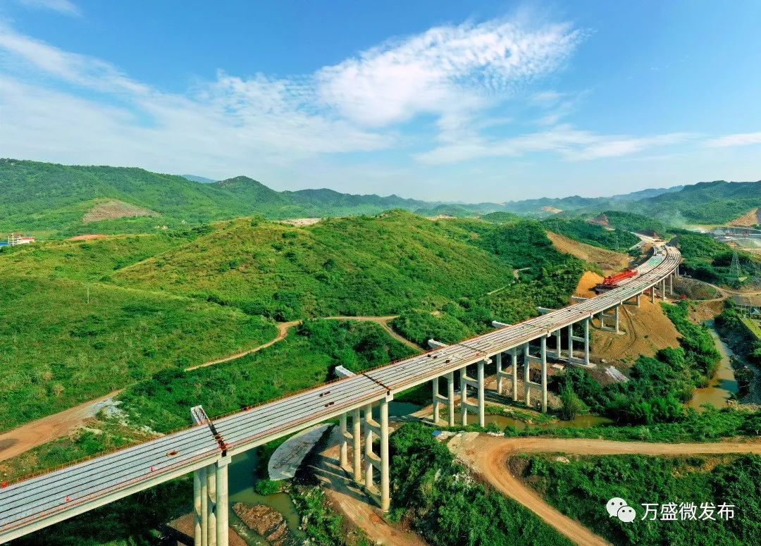 渝黔高速公路扩能项目万盛境内段目前已经进入路面铺设阶段;2.