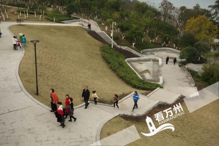 3月4日,市民在南山公园儿童游乐园高架栈桥上玩耍观景.