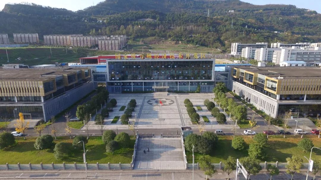 经开区基础设施方面 要推进万二中高峰校区, 五桥园及高峰园鹿山片区