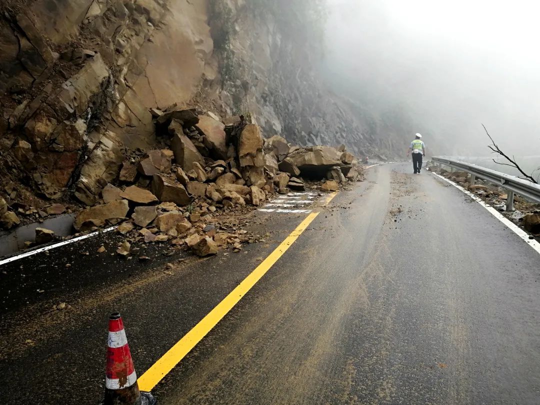 5月3日上午,受降雨影响,万州部分道路出现山体滑坡,落石等情况,万州区