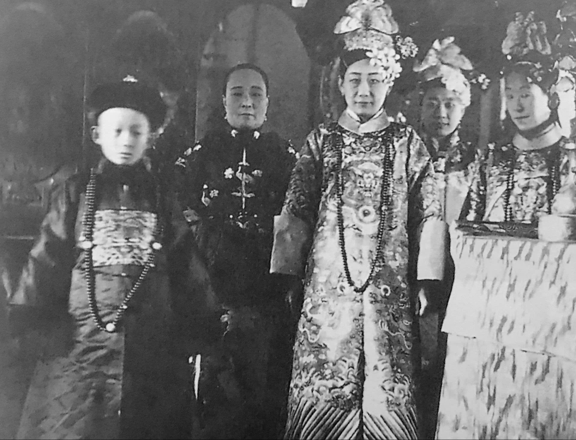 照片为1922年溥仪与婉容大婚时,婉容的继母:爱新觉罗·恒馨和她的弟弟