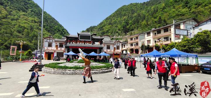 4月28日,记者在观峰村景区内看到,不少市民带着老人小孩前来游玩