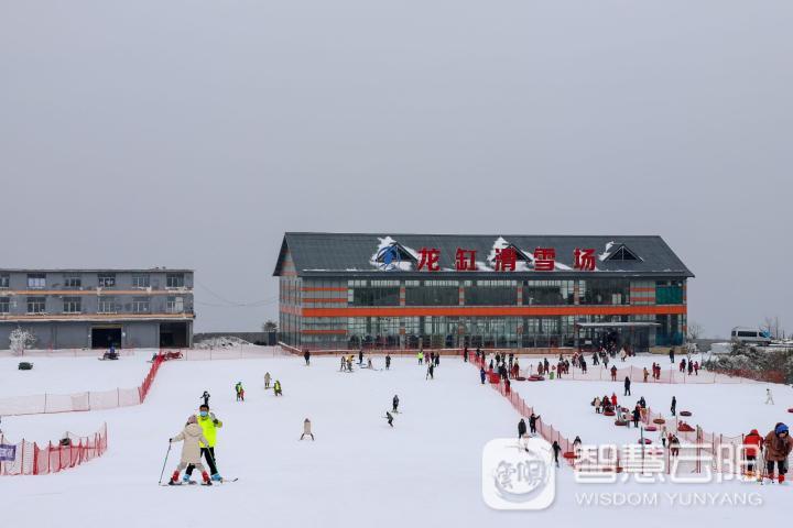 龙缸滑雪场又迎强降雪 周末可赏雪滑雪