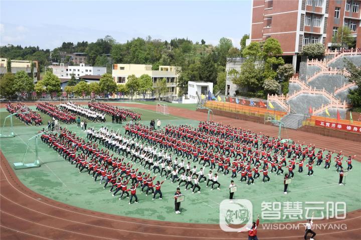 凤鸣小学举行春季田径运动会