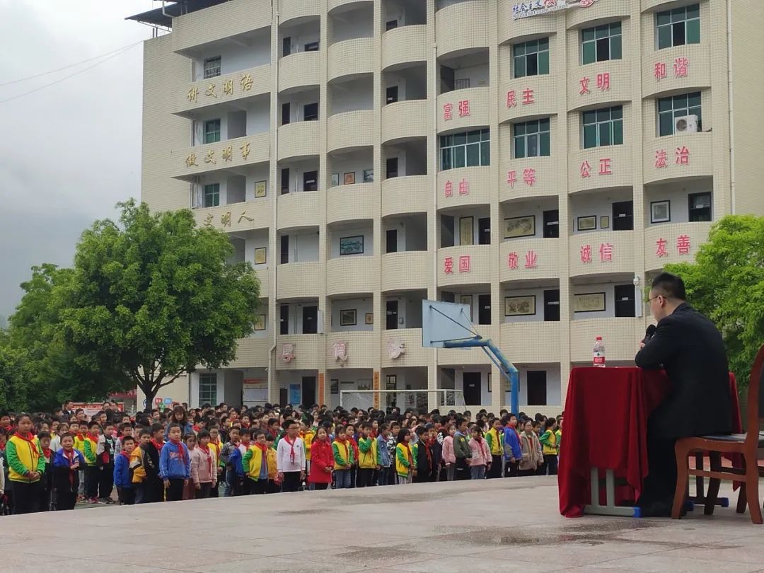 4月21日上午,云阳法院高阳法庭副庭长周俊走进高阳小学,为全校师生上