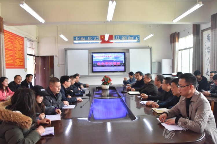 【小学原地】忠县三汇小学到石宝校园进行v小学篮球小学快讯运球图片