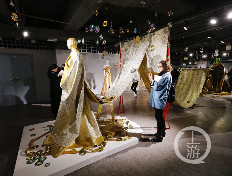 服装设计大师梁明玉新作重庆首展,惊艳九国艺术家