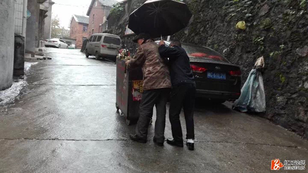 湖南邵阳城管雨中为七旬修锁匠撑伞:大家都不容易