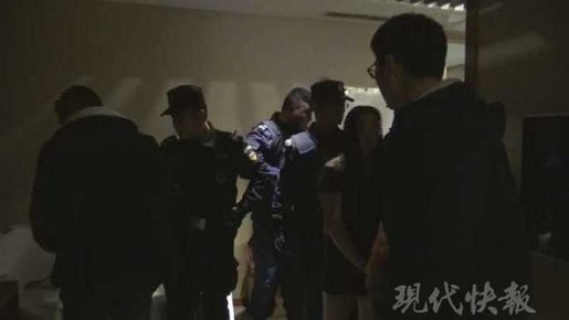 江苏盐城警方扫黄现场曝光 2对卖淫嫖娼男女被抓现行