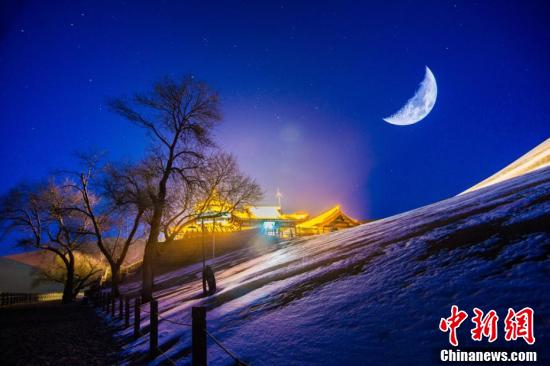 月牙泉昼夜雪景尽呈大漠"冬趣"