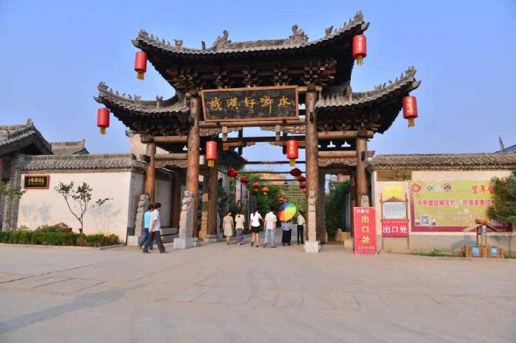 图为水浒好汉城.