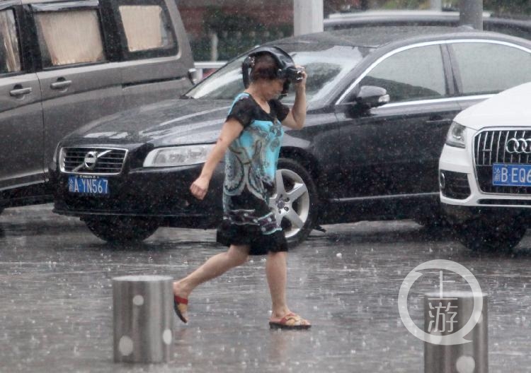 上的市民措手不及,四处寻找地方避雨,赶路的市民用各种方式在雨中奔跑