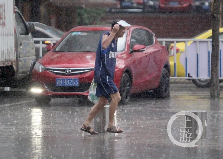 上的市民措手不及,四处寻找地方避雨,赶路的市民用各种方式在雨中奔跑