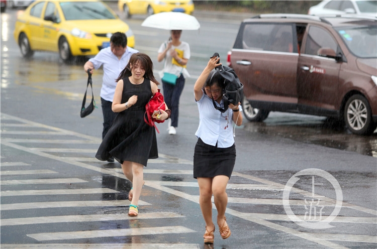 气象台官方微博"重庆天气"今晨6点33分发布消息"主城今天8-14时,雨