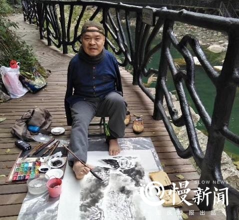 失去双臂 他用口足作画 作品远销国外