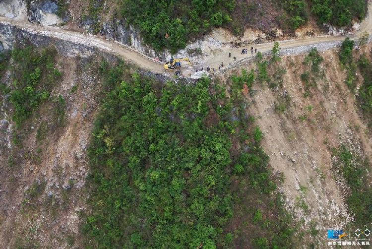 图为2017年3月,航拍重庆市巫山县竹贤乡下庄村悬崖上的公路,在山脉间