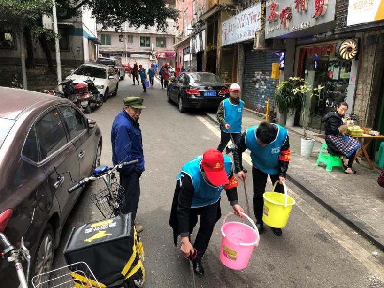 捡垃圾,清除牛皮癣 渝北15社区300名志愿者学雷锋