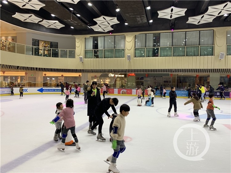 重庆室内滑冰场客流激增三倍