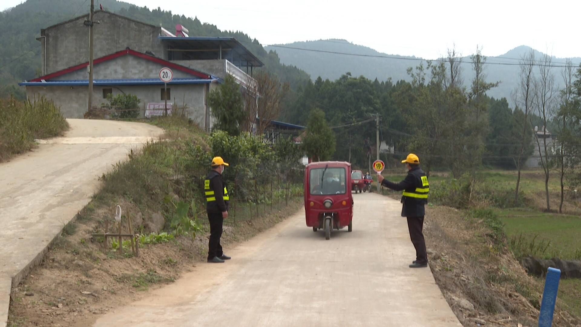 四川梓潼千名交通劝导员护航农村道路安全