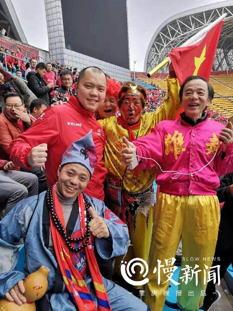 慢新闻·人物 重庆球迷"三哥 60年代炭渣操场赤脚踢球 65岁南京领