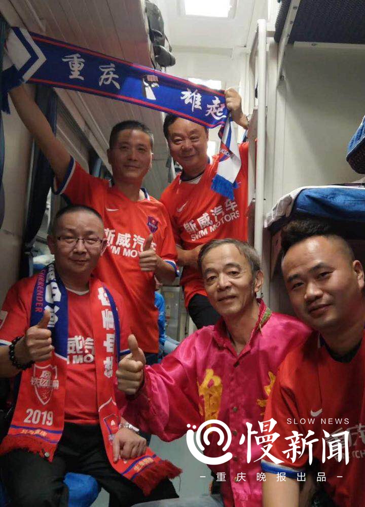 慢新闻·人物 重庆球迷"三哥 60年代炭渣操场赤脚踢球 65岁南京领