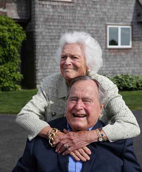 芭芭拉去世享年92岁 与老布什成美国史上婚姻最长久总统夫妻