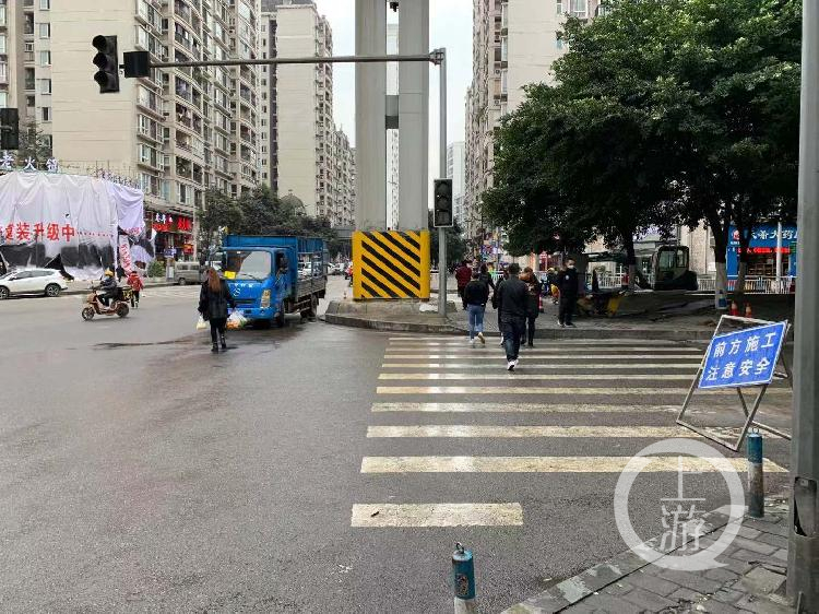 两江新区树兰路相邻两个十字路口 所有红绿灯"罢工"一个多月