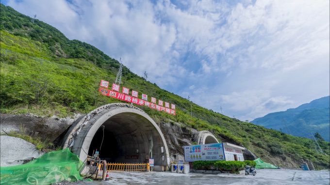 乌斯河隧道贯通峨汉高速部分路段年底通车