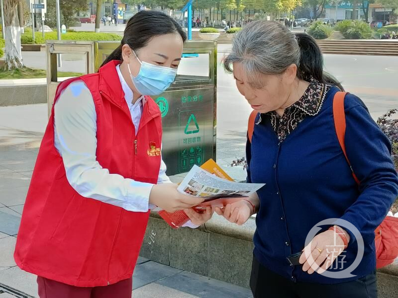 建党100周年学党史办实事志愿者走进社区服务接种疫苗市民