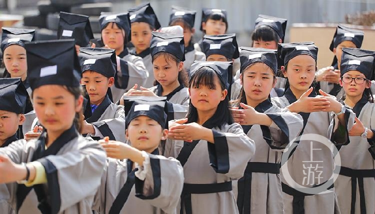 乡村学校少年宫学生国学体验 穿汉服学国学