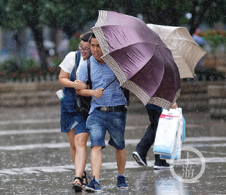 奔跑避雨的市民.