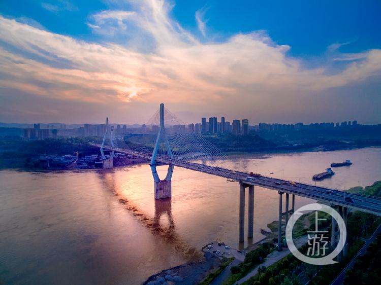 《大桥卧波》组照六 郑彬 摄于马桑溪长江大桥