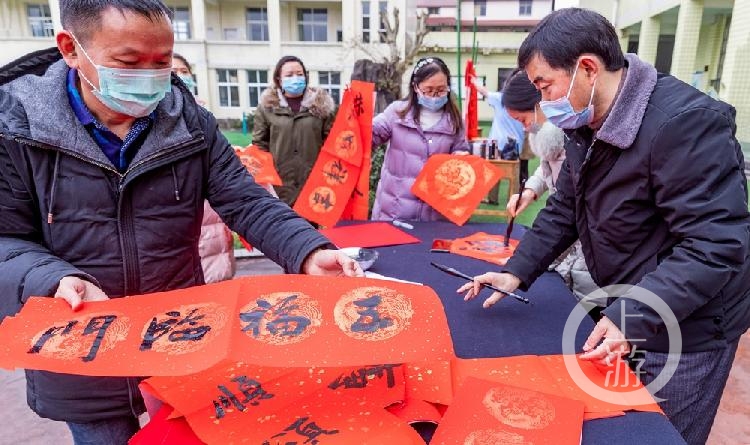 1月27日,春节临近,重庆市南川区书法家协会组织会员走进文凤小学书写