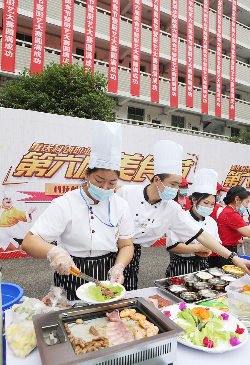 据了解,该校每两年举办一届美食节,旨在提升学校食堂餐饮服务工作的