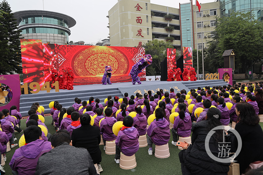 玉带山小学迎来建校80年,同学们跳起欢快的舞蹈《绿光,拉开"80周年