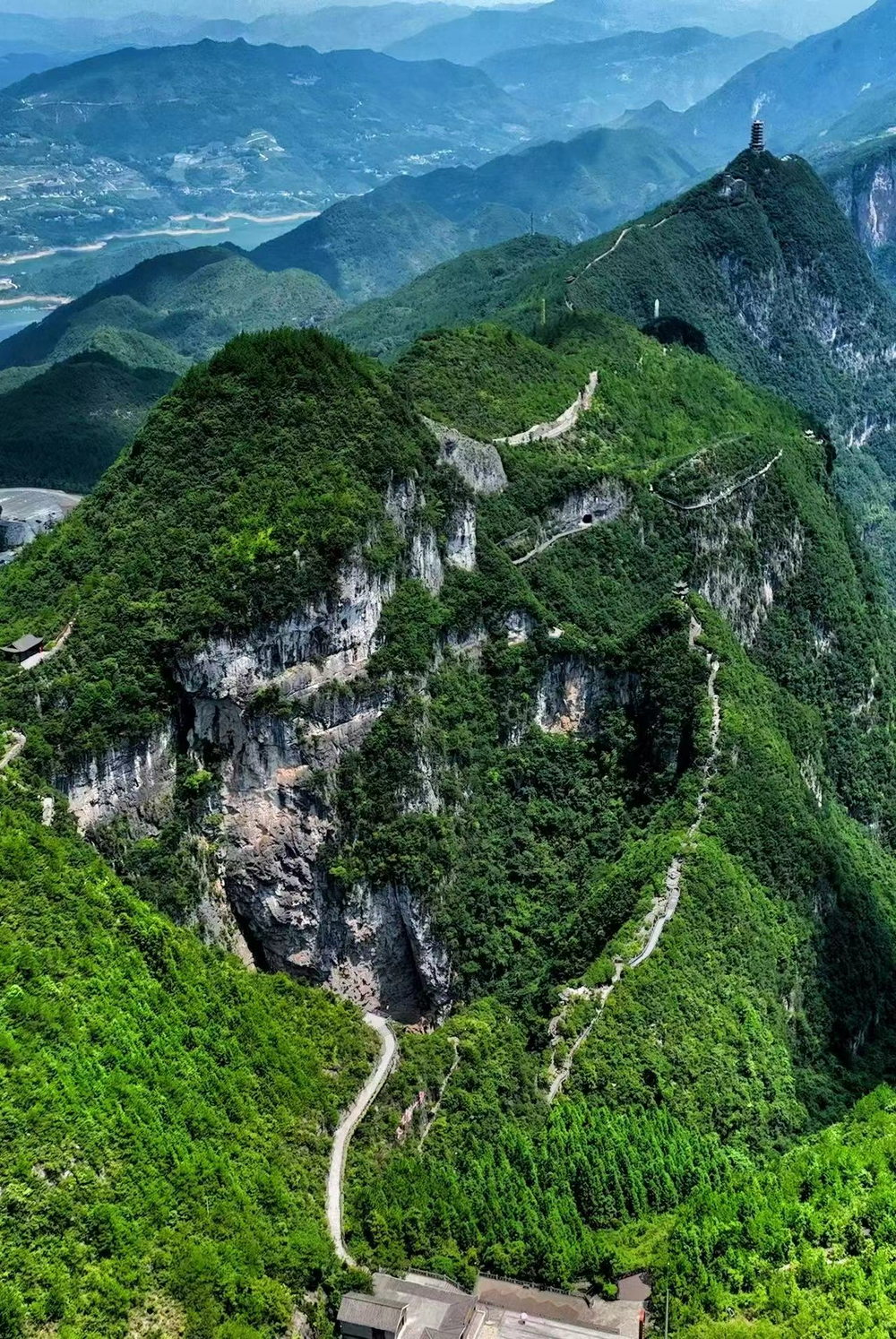 多架無人機帶著中外網友飛雲陽同賞雲陽美景