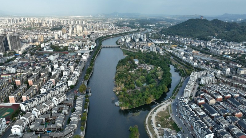 这是2022年10月31日拍摄的江西省玉山县冰溪街道的万柳洲公园.