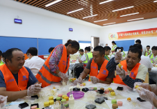 猜灯谜做月饼 一线建设者在工地上提前过中秋