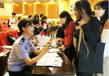 留学生入学季 民警进校服务