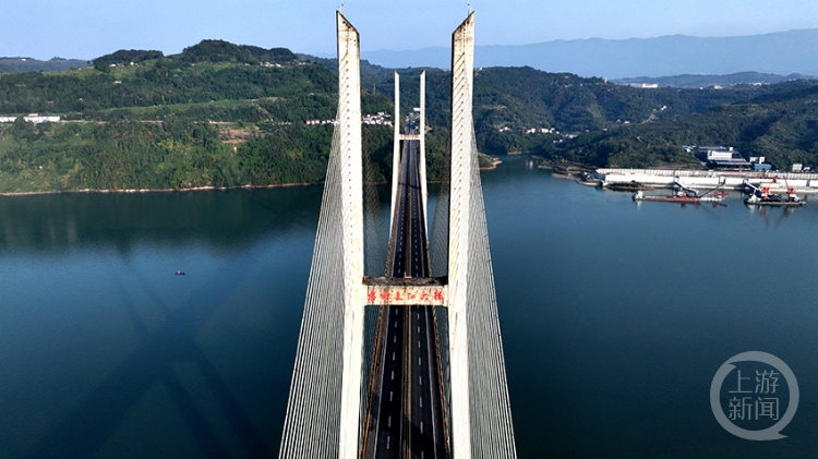 11月26日,天氣晴好,雄偉的忠州長江大橋與一江碧水相互輝映,共同構成