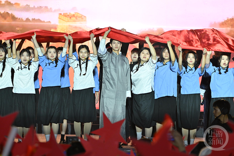 "希望同学们珍惜青春时光,坚定理想信念,锤炼坚韧品格,练就过硬本领