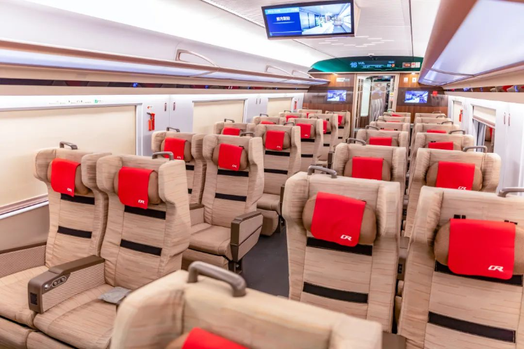 商务座进行了重新设计,采用了包间式的结构,打造了一人一舱的私密空间