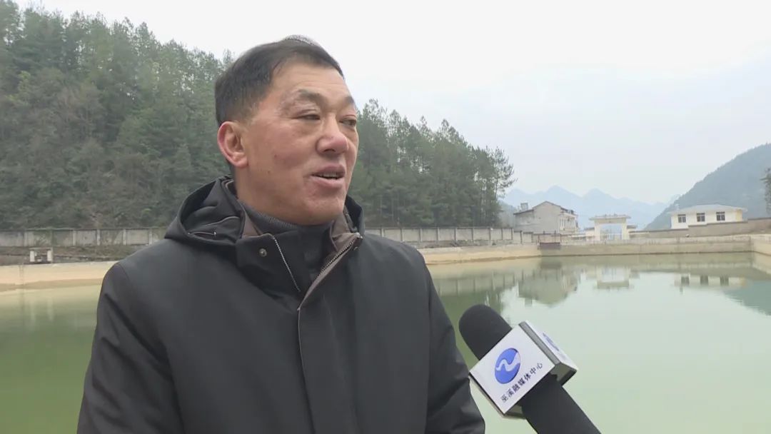 巫溪文峰镇:寒冬时节用水难 送水上门过大年 