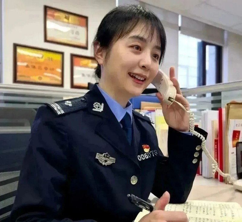 全国公安机关成绩突出女民警邹鑫:努力干好琐碎事,尽心当好"服务员"